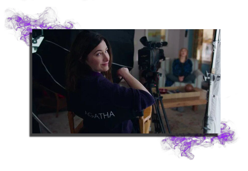 Agatha sentada en la silla de directora, revelando su verdadera identidad