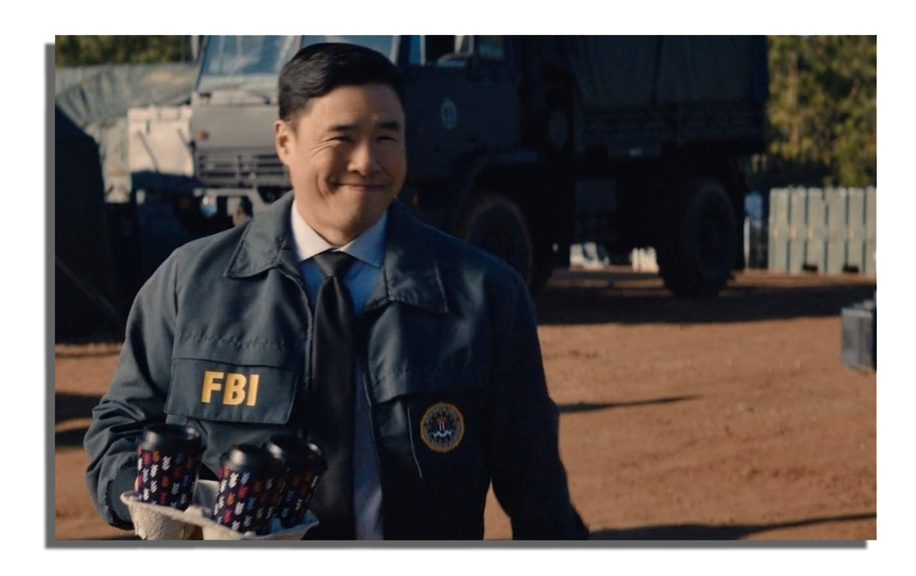 Jimmy Woo trayendo café